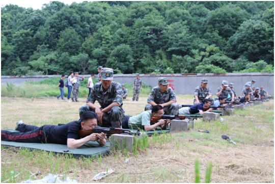 公司組織員工開展軍事拓展訓練活動